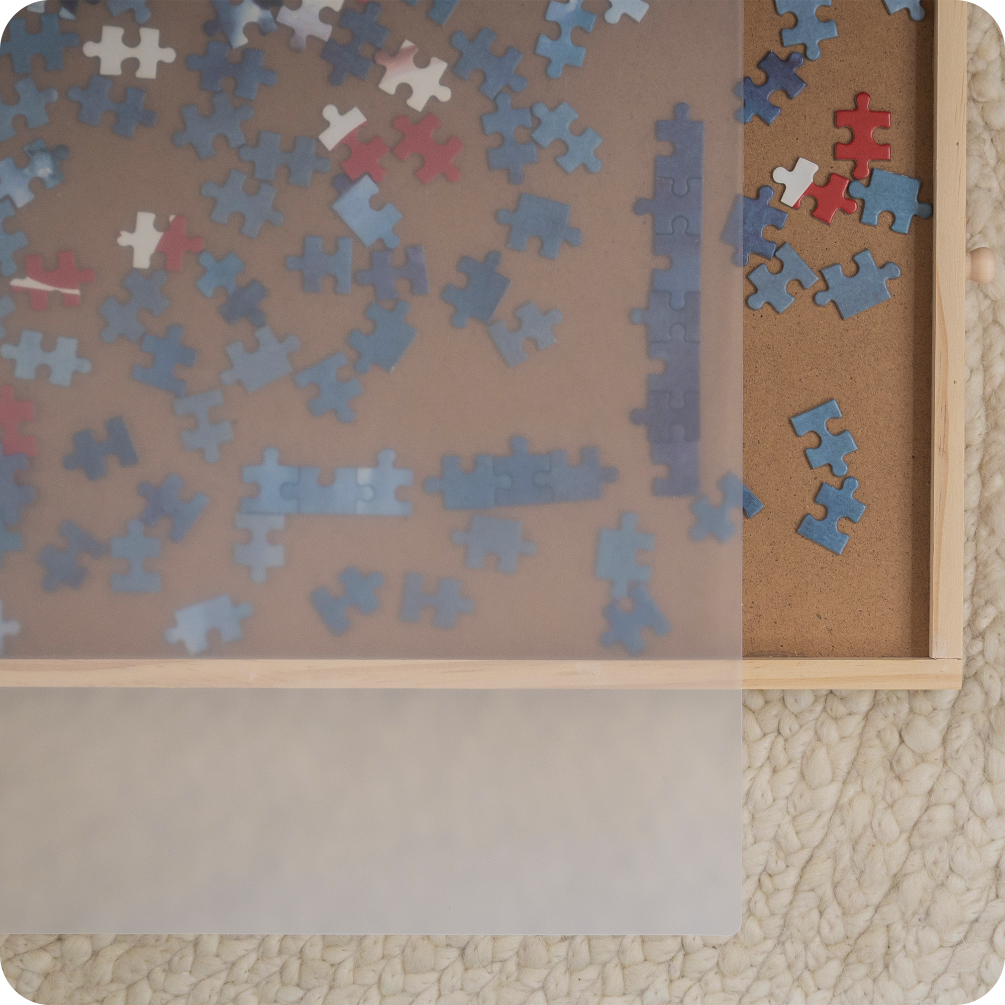 Gedetailleerd aanzicht van de puzzelplaat waar de transparante afdekplaat op gelegd wordt.